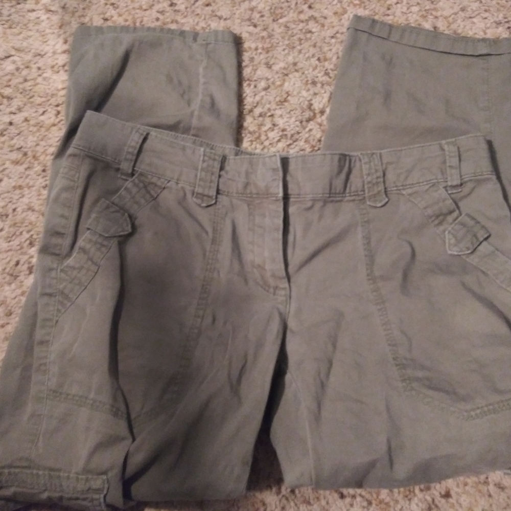Green capris